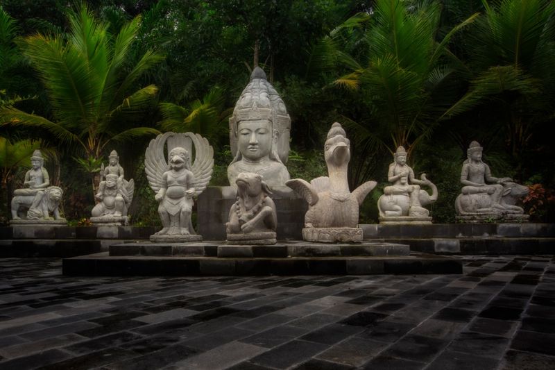 Patung-patung di resort Lembah Tumpang di Malang.