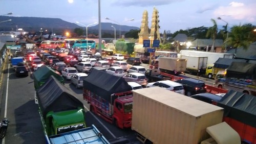 Kepadatan di Pelabuhan Gilimanuk, Selasa (26/12/2023).