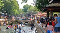 Daya tarik utama pemandian ini adalah kolam besar yang berisi air jernih dan segar karena berasal dari sumber alam. Di dalam kolam utama, wisatawan bisa berenang bersama ribuan ikan Sengkaring, yang konon sudah ada di sana sejak zaman kerajaan Majapahit.