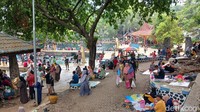 Wisatawan bisa memuaskan diri jalan-jalan, duduk-duduk menikmati kesejukan kawasan pemandian.