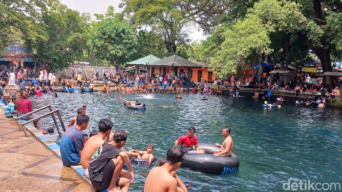 Pemandian alam Banyubiru di Pasuruan ramai dikunjungi wisatawan di momen libur Nataru