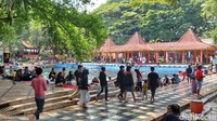 Pemandian alam Banyubiru yang berada di Desa Sumberejo, Kecamatan Winongan, Pasuruan cukup murah meriah.