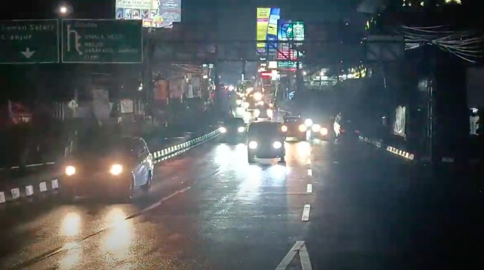 Penampakan Ramainya Jalur Puncak  Bogor Malam Ini