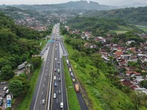 Jalan Kaki Nyeberang Tol, Remaja Semarang Nyaris Tertabrak Mobil