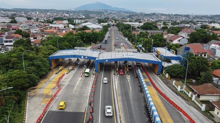 Sejumlah kendaraan melintas di Gerbang Pintu Jalan Tol Trans Jawa Gayamsari, Semarang, Jawa Tengah, Senin (25/12/2023). PT Jasa Marga Tbk (JSMR) bersama sejumlah Badan Usaha Jalan Tol (BJJT) memberlakukan potongan tarif sebesar 10 persen untuk Jalan Tol Trans Jawa, berlaku pada perjalanan dari Jakarta menuju Semarang dan sebaliknya pada periode arus mudik serta arus balik libur Natal 2023 dan Tahun Baru 2024. ANTARA FOTO/Makna Zaezar/rwa.