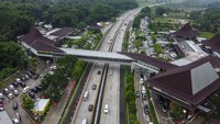 Sejumlah kendaraan parkir di Rest Area Tol Trans Jawa Ruas Semarang-Solo, Kebupaten Semarang, Jawa Tengah, Senin (25/12/2023).