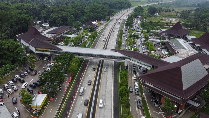 Sejumlah kendaraan melintas di Gerbang Pintu Jalan Tol Trans Jawa Gayamsari, Semarang, Jawa Tengah, Senin (25/12/2023). PT Jasa Marga Tbk (JSMR) bersama sejumlah Badan Usaha Jalan Tol (BJJT) memberlakukan potongan tarif sebesar 10 persen untuk Jalan Tol Trans Jawa, berlaku pada perjalanan dari Jakarta menuju Semarang dan sebaliknya pada periode arus mudik serta arus balik libur Natal 2023 dan Tahun Baru 2024. ANTARA FOTO/Makna Zaezar/rwa.