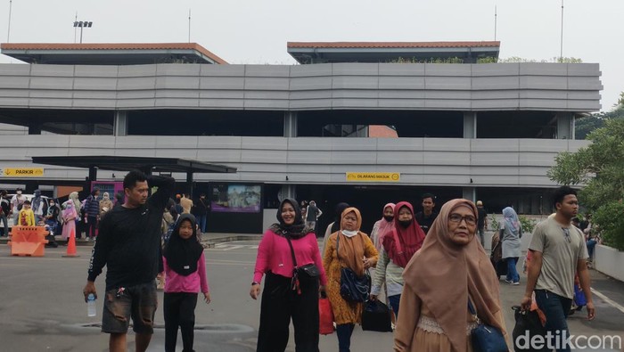 Pengunjung dari Jawa Timur yang sengaja berlibur ke TMI.