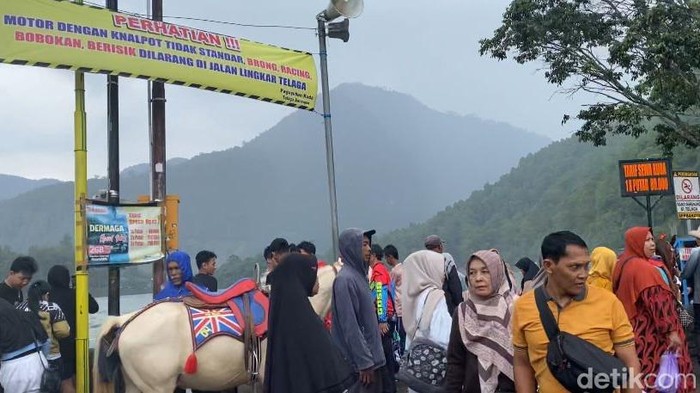 Pengunjung di Telaga Sarangan, Magetan.
