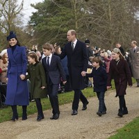 Mia adalah putri dari Zara Tindall, sepupu Pangeran William sekaligus anak perempuan Putri Anne. Keakraban yang jarang terlihat itu menjadi salah satu momen menarik perayaan Natal keluarga Kerajaan Inggris tahun ini. (Foto: AP Photo/Kin Cheung)