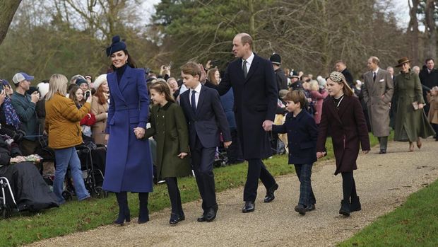 Britain's Kate, Princess of Wales, Princess Charlotte, Prince George, William, the Prince of Wales, Prince Louis and Mia Tindall arrive to attend the Christmas day service at St Mary Magdalene Church in Sandringham in Norfolk, England, Monday, Dec. 25, 2023.(AP Photo/Kin Cheung)