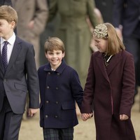 Pangeran Louis berjalan sambil menggandeng seorang gadis kecil. Bukan sang kakak, Putri Charlotte, melainkan Mia Tindall. (Foto: AP Photo/Kin Cheung)