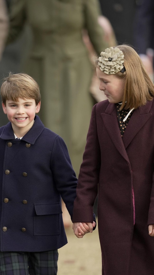 Pangeran Louis berjalan sambil menggandeng seorang gadis kecil. Bukan sang kakak, Putri Charlotte, melainkan Mia Tindall. (Foto: AP Photo/Kin Cheung)
