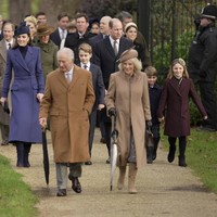 Sudah menjadi tradisi keluarga Kerajaan Inggris untuk mengawali Hari Natal dengan beribadah di Gereja St. Mary Magdalene yang lokasinya tak jauh dari rumah peristirahatan Sandringham, Norfolk. Tradisi tersebut berlanjut pada Senin (25/12/2023). (Foto: AP Photo/Kin Cheung)