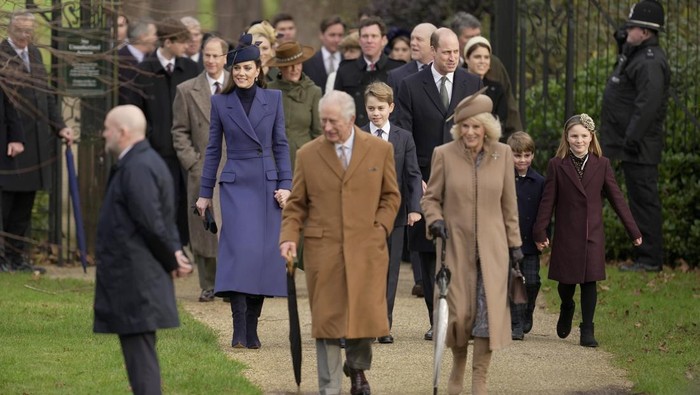 Britains Kate, Princess of Wales, Princess Charlotte, Prince George, William, the Prince of Wales, Prince Louis and Mia Tindall arrive to attend the Christmas day service at St Mary Magdalene Church in Sandringham in Norfolk, England, Monday, Dec. 25, 2023.(AP Photo/Kin Cheung)