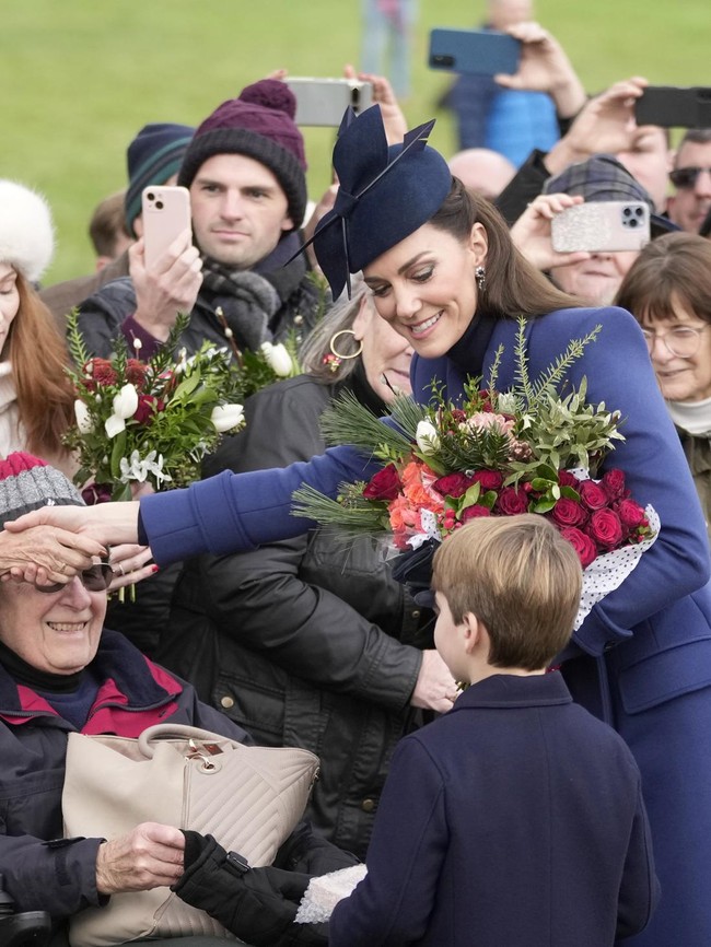 Kate menata rambutnya setengah ke atas, setengah ke bawah, sehingga anting-antingnya terlihat mencolok. Foto: AP Photo/Kin Cheung