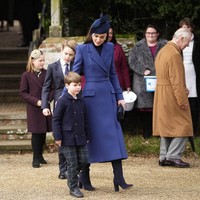 Pangeran Louis punya gaya tersendiri. Bila kakaknya, Pangeran George tampil resmi dengan setelan formal seperti ayahnya, Pangeran Louis memakai coat yang dipadu celana panjang motif tartan bernuansa kehijauan. (Foto: AP Photo/Kin Cheung)