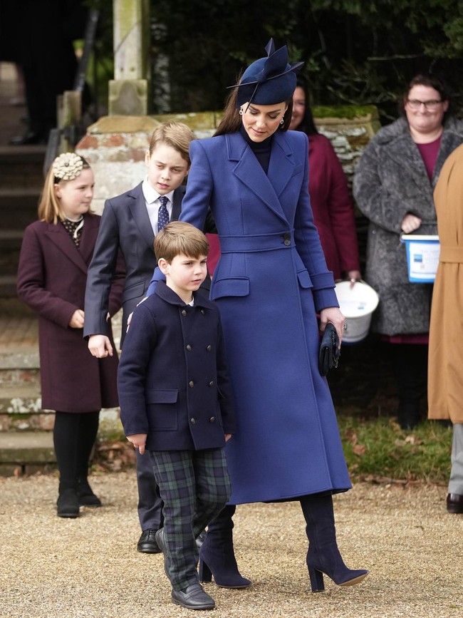 Di hari spesial itu, Kate Middleton tampil kompak dengan Pangeran William dan anak-anaknya mengenakan pakaian berwarna biru navy. Foto: AP Photo/Kin Cheung