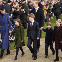 Pada Rabu (17/1/2024), Istana Kensington mengabarkan Princess Wales Kate Middleton menjalani operasi perut di The London Clinic. Berdasarkan saran dokter, Kate tidak akan melanjutkan aktivitas publik sampai perayaan Paskah. Kate terakhir kali tampil di hadapan publik saat perayaan Natal 2023 bersama Pangeran William dan ketiga anak mereka (George, Charlotte, dan Louis). Foto: AP Photo/Kin Cheung