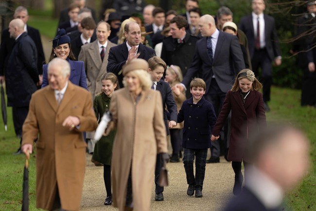 Seluruh anak-anak Pangeran Wales muncul, tanpa terkecuali si bungsu Pangeran Louis yang saat ini berusia lima tahun. Ini tahun kedua bagi sang pangeran cilik menjalani tradisi tersebut. (Foto: AP Photo/Kin Cheung)