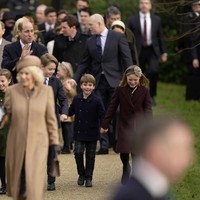 Seluruh anak-anak Pangeran Wales muncul, tanpa terkecuali si bungsu Pangeran Louis yang saat ini berusia lima tahun. Ini tahun kedua bagi sang pangeran cilik menjalani tradisi tersebut. (Foto: AP Photo/Kin Cheung)