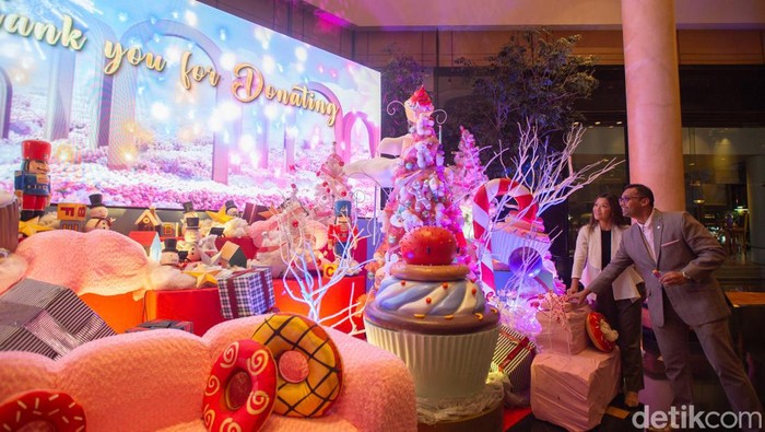 Pesta permen sambut tahun baru bertajuk Candyland Reverly Countdown Gala di salah satu hotel Surabaya.