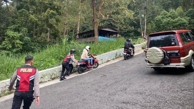 Polisi Siaga di Jalur Tanjakan Obyek Wisata Sarangan Magetan