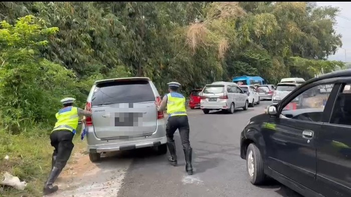 Polisi Siaga di Jalur Tanjakan Obyek Wisata Sarangan Magetan