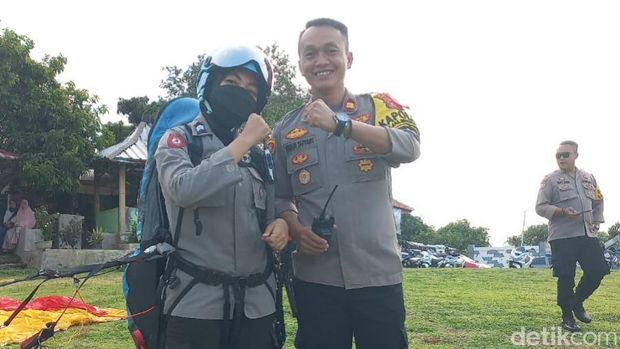 Polwan Majalengka (kiri) saat menjajal Paralayang