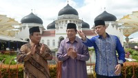 Dalam kesempatan tersebut Prabowo-SBY-AHY juga sempat mengunjungi Masjid Raya Baiturrahman. ANTARA FOTO/Ampelsa