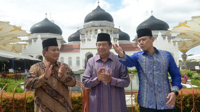 Ketua Majelis Tinggi Partai Demokrat yang juga Presiden RI ke-6 Susilo Bambang Yudhoyono (kedua kanan) bersama calon presiden nomor urut 2 Prabowo Subianto (kedua kiri), Ketua Umum Partai Demokrat Agus Harimurti Yudhoyono (kiri) serta Ketua Partai Aceh Muzakir Manaf (kanan) minum kopi bersama di MZ Coffee, Banda Aceh, Selasa (26/12/2023). Dalam kegiatan tersebut Prabowo Subianto bertemu dengan relawan pemenangan serta meminta agar relawan dan simpatisan lebih solid dalam pemenangan pasangan capres dan cawapres Prabowo Subianto dan Gibran Rakabuming Raka pada Pilpres 2024. ANTARA FOTO/Galih Pradipta/aww.