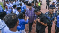 SBY juga terlihat semringah saat menyalami warga. ANTARA FOTO/Galih Pradipta