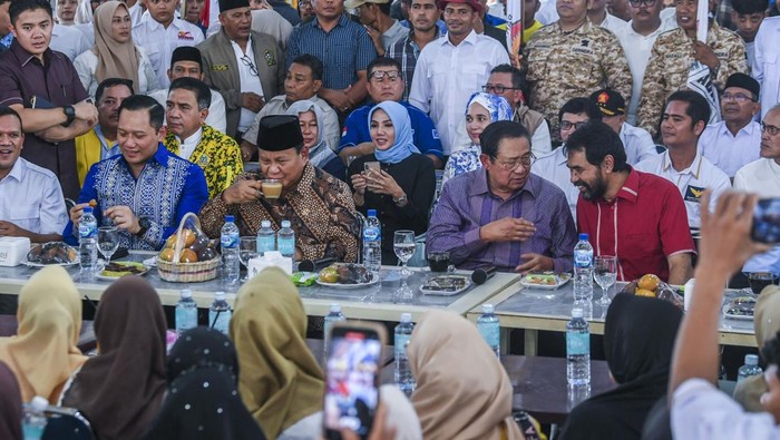 Prabowo dan SBY bertemu relawan di MZ Coffee Aceh Ketua Majelis Tinggi Partai Demokrat yang juga Presiden RI ke-6 Susilo Bambang Yudhoyono (kedua kanan) bersama calon presiden nomor urut 2 Prabowo Subianto (kedua kiri), Ketua Umum Partai Demokrat Agus Harimurti Yudhoyono (kiri) serta Ketua Partai Aceh Muzakir Manaf (kanan) minum kopi bersama di MZ Coffee, Banda Aceh, Selasa (26/12/2023). Dalam kegiatan tersebut Prabowo Subianto bertemu dengan relawan pemenangan serta meminta agar relawan dan simpatisan lebih solid dalam pemenangan pasangan capres dan cawapres Prabowo Subianto dan Gibran Rakabuming Raka pada Pilpres 2024. ANTARA FOTO/Galih Pradipta/aww.