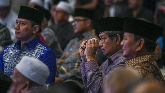 Prabowo dan SBY bertemu relawan di MZ Coffee Aceh Ketua Majelis Tinggi Partai Demokrat yang juga Presiden RI ke-6 Susilo Bambang Yudhoyono (kedua kanan) bersama calon presiden nomor urut 2 Prabowo Subianto (kedua kiri), Ketua Umum Partai Demokrat Agus Harimurti Yudhoyono (kiri) serta Ketua Partai Aceh Muzakir Manaf (kanan) minum kopi bersama di MZ Coffee, Banda Aceh, Selasa (26/12/2023). Dalam kegiatan tersebut Prabowo Subianto bertemu dengan relawan pemenangan serta meminta agar relawan dan simpatisan lebih solid dalam pemenangan pasangan capres dan cawapres Prabowo Subianto dan Gibran Rakabuming Raka pada Pilpres 2024. ANTARA FOTO/Galih Pradipta/aww.