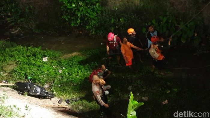 Proses evakuasi pemotor yang jatuh dari Jembatan Mipitan, Solo, Selasa (26/12/2023) malam.