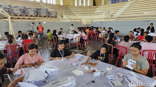 Proses pelipatan surat suara Pemilu 2024 di GOR Swecapura, Klungkung, Bali, Senin (25/12/2023). (Foto: Putu Krista/detikBali)