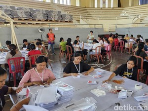 Demi Seratus Perak, Pelajar Antusias Lipat Surat Suara Pemilu 2024