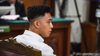 Selain divonis hukuman badan, Mario Dandy juga diminta hakim membayar restitusi atau ganti rugi senilai Rp 25 miliar. Hakim menyatakan tidak sepakat dengan perhitungan restitusi dari LPSK yang masuk dalam tuntutan jaksa, yakni senilai Rp 120 miliar. Menurut hakim, restitusi yang wajar ialah Rp 25 miliar. Andhika Prasetia/detikcom