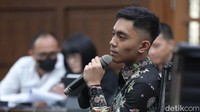 Hakim mengatakan hukuman pembayaran restitusi terus melekat kepada Mario Dandy. Hakim juga mengatakan David bisa mengajukan gugatan perdata terhadap Mario Dandy terkait restitusi ini. Menurut hakim, mobil Rubicon yang dikendarai Mario Dandy dapat dilelang. Hasilnya, dapat digunakan untuk membayar restitusi.