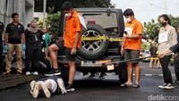 Setelah korban keluar dari rumah R, Mario Dandy kemudian membawanya ke belakang mobil Rubicon. Dia awalnya hendak menanyakan informasi yang didengarnya dari mantan pacarnya, AG, kepada korban David Ozora. Perdebatan pun terjadi antara tersangka Mario Dandy dan korban David. Mario bahkan menendang dan memukuli korban setelah terlibat perdebatan tersebut. Pradita Utama/detikcom