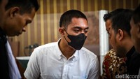 Penganiayaan yang dilakukan Mario adalah dengan melakukan aksi tendangan bebas atau free kick ke kepala David. Saat itu, David sudah tergeletak tidak berdaya. Atas hal itu, Mario pun didakwa melanggar Pasal 353 ayat 2 KUHP dan Pasal 355 ayat 1 tentang penganiayaan berat. Andhika Prasetia/detikcom