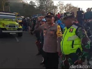 Polisi Rekayasa Jalur Penanjakan Bromo untuk Tangani Kemacetan
