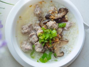 Resep Sup Nasi Daging dan Jamur yang Gurih Hangat untuk Sarapan