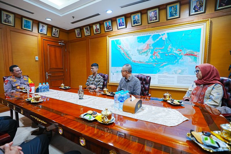 Rifat Sultan Al Fatih korban kabel menjuntai bertemu Kapolri Jenderal Listyo Sigit Prabowo. (Dokumentasi Polri)