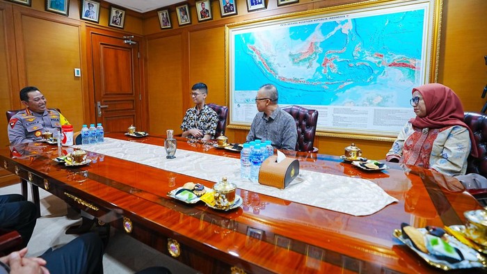Rifat Sultan Al Fatih korban kabel menjuntai bertemu Kapolri Jenderal Listyo Sigit Prabowo. (Dokumentasi Polri)