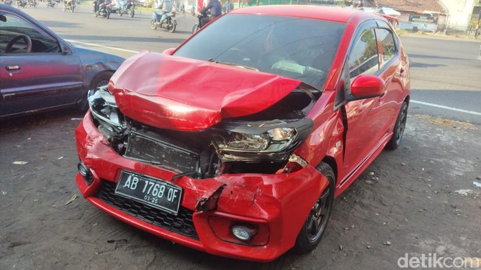Salah satu mobil yang terlibat tabrakan beruntun di simpang Ketandan, Bantul, Selasa (16/12/2023).
