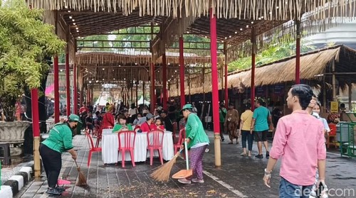 Petugas kebersihan membersihkan sisa-sisa sampah di Denfest 2023 yang berakhir Senin (25/12/2023).