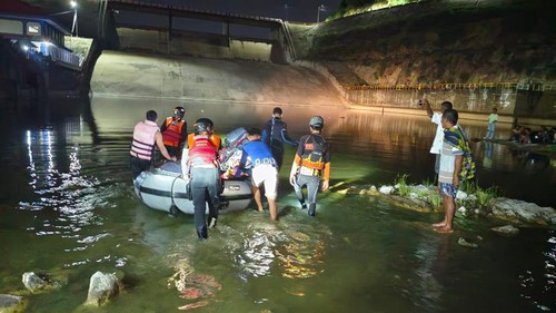 Anggota SAR Mataram mencari seorang pria yang tenggelam di Bendungan Batu Bulan, Sumbawa, NTB. Pria itu tenggelam saat balap renang, Senin (25/12/2023).