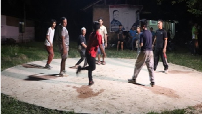 Sekelompok pemuda yang bermain sipak rago di lapangan. (Dok. Istimewa)