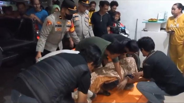 Seorang pria paruh baya ditemukan tewas di depan sebuah ruko Palembang.